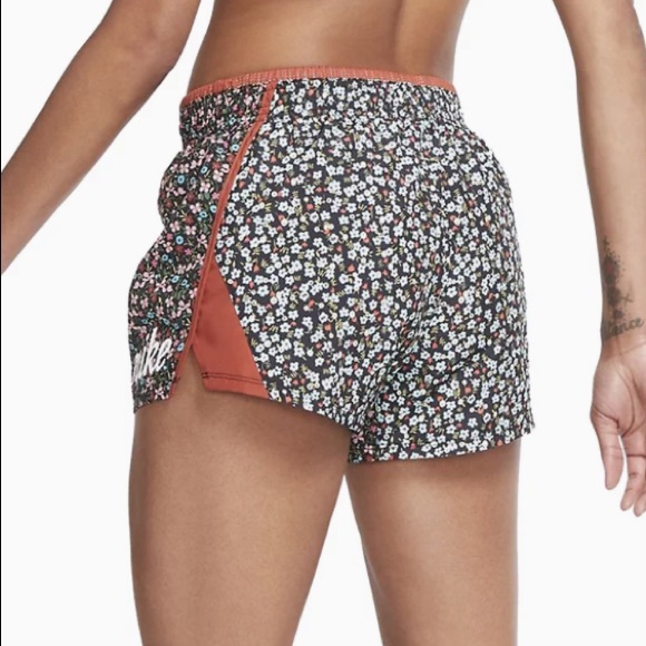 🆕 Nike 10K Femme Running Shorts, Size Medium - Picture 4 of 12